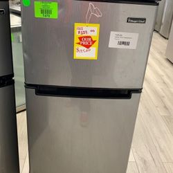 MAGIC CHEF HMDR450SE MINI FRIDGE