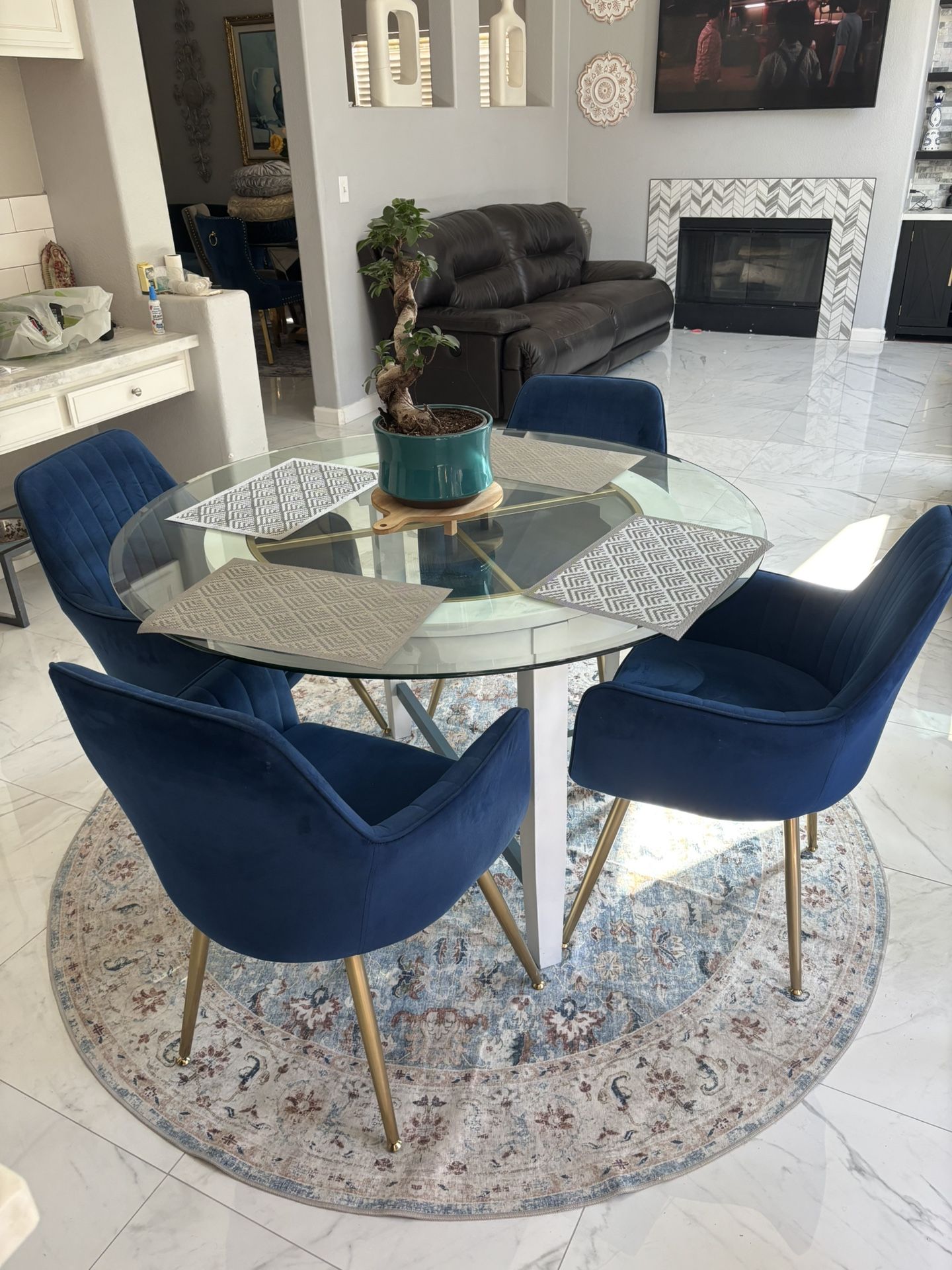 Round Dinner Table Set