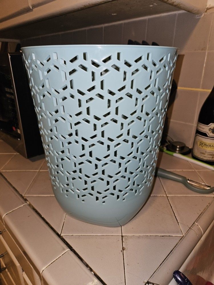 Garbage can