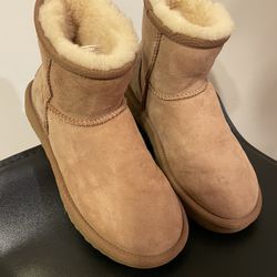 UGGS YOUTH Boots SIZE 5