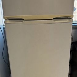 Small Avanti Refrigerator - For Apartment / Garage