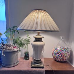 Mcm ore white table lamp