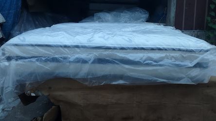 Simmons Beautyrest Recharge Queen Size Mattress And Box Spring