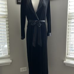 In Broom Woman’s Size Small Black To The Floor Velour Satin Robe