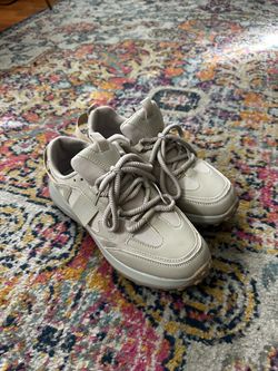 Beige/stone-gray chunky sneakers with a retro, sporty design. Size 7.5..