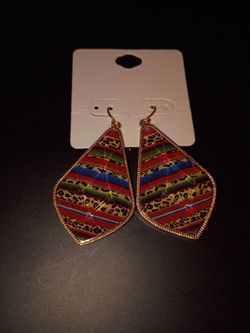Earrings new 15$