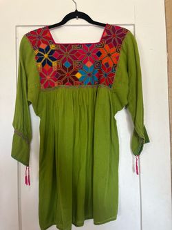 Blusa estilo mexicano en buena condicion $7.