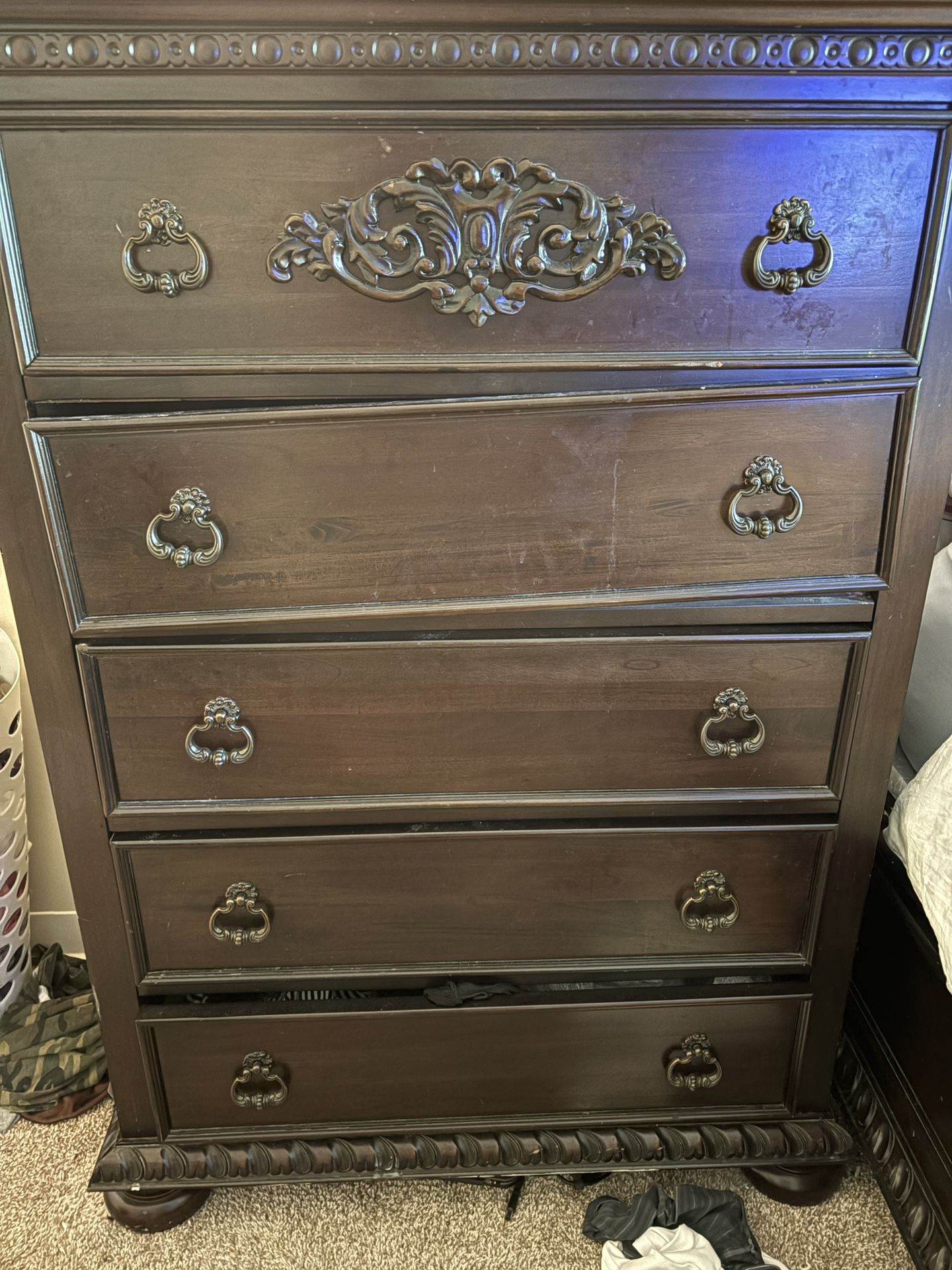 Bedroom set. - Mirror Included