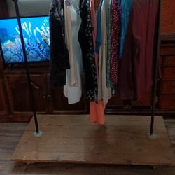 Industrial Metal Pipe With Wood Base Rolling Display Garment Rack 