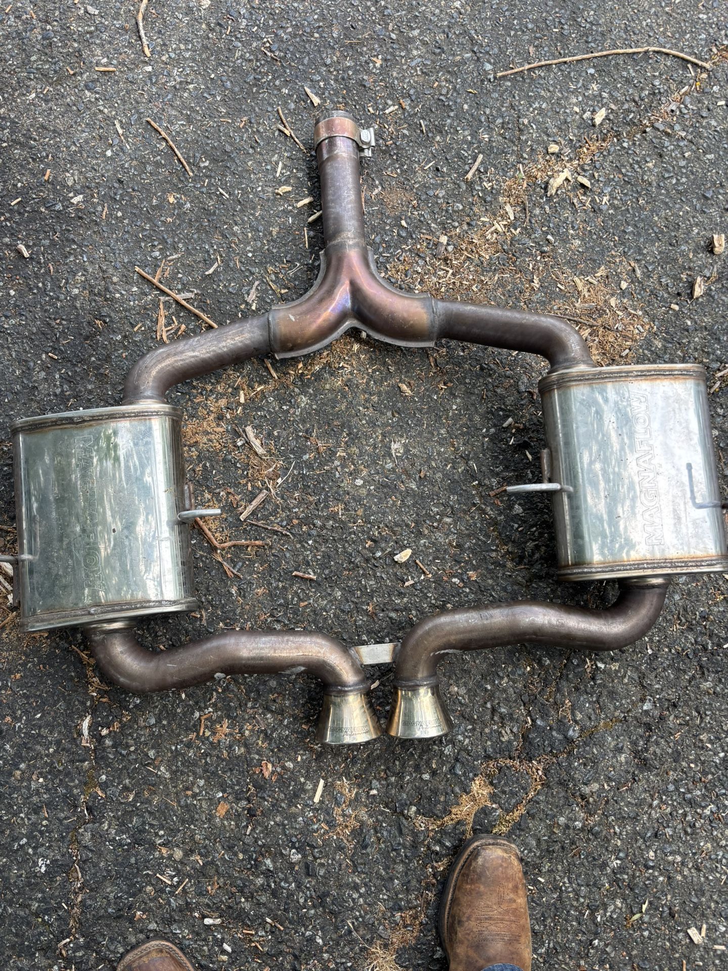 Maganaflow Dual Exhaust Dual Mufflers 2 1/2 Inch Pipe 3 Inch Tips