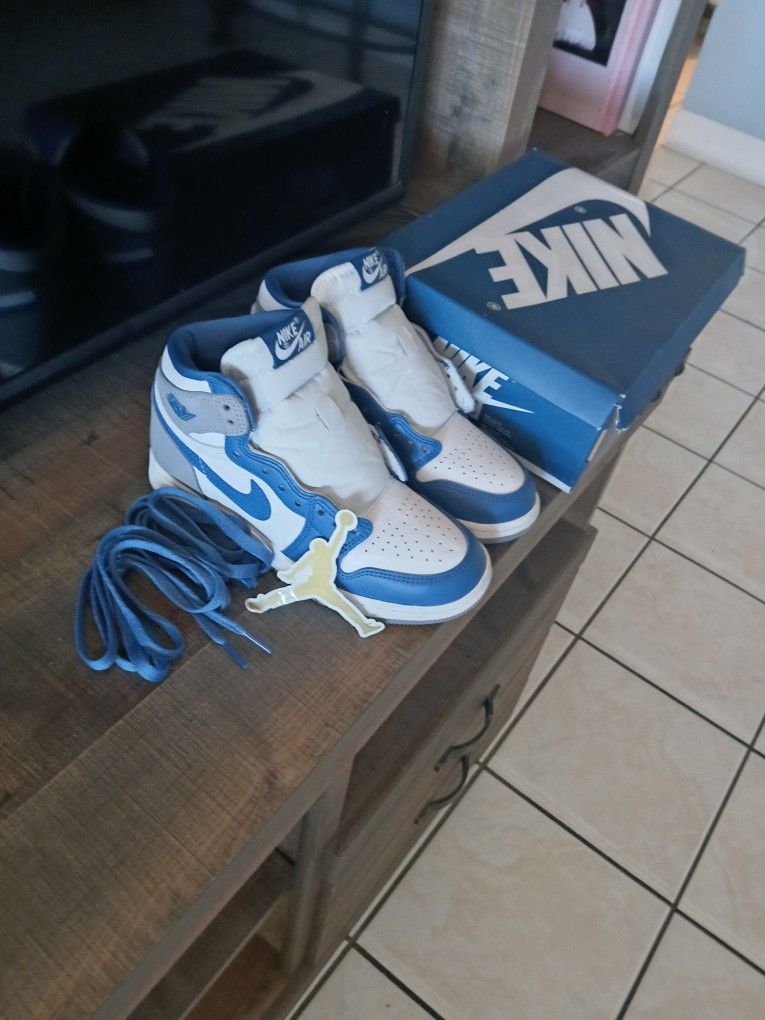 Air Jordan 1s (True Blue)