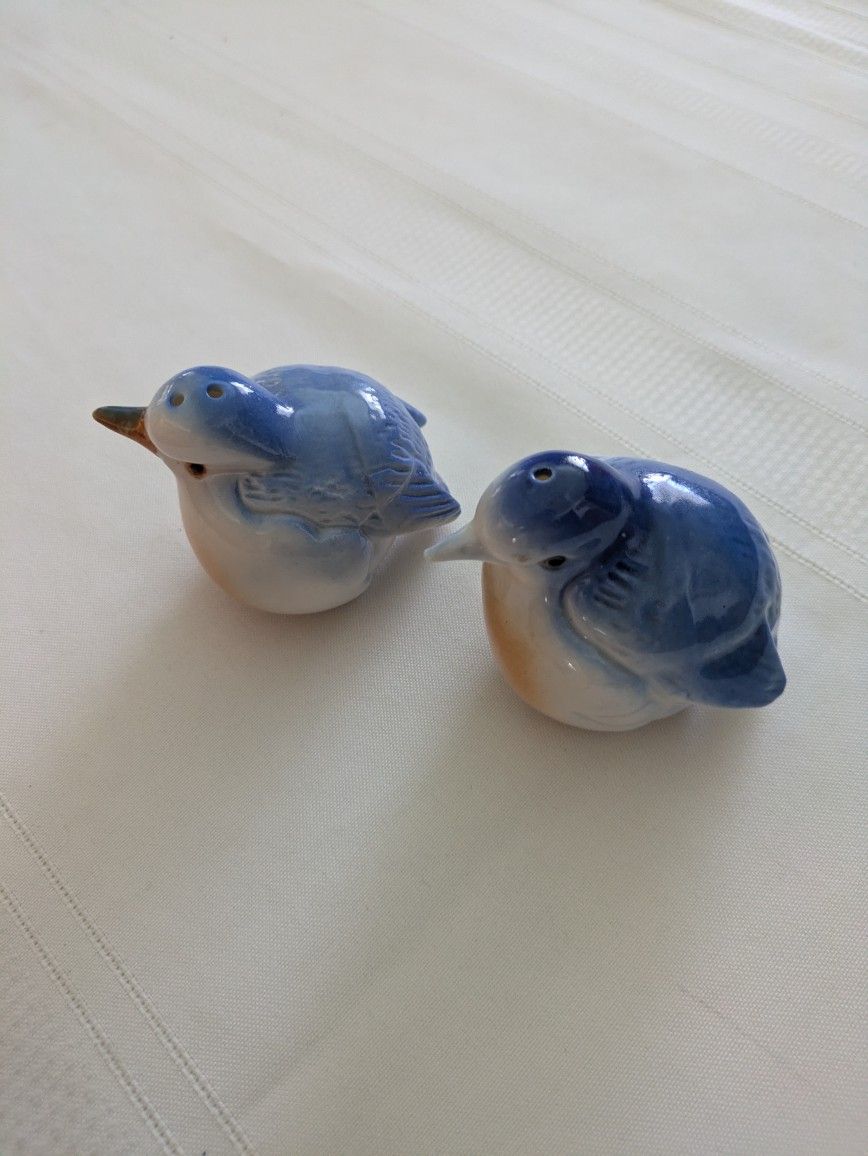VINTAGE BONE CHINA BLUE. BIRD SALT &. PEPPER SHAKER