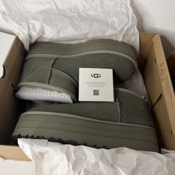 UGG PLATFORM ANKLE BOOTS Size 11