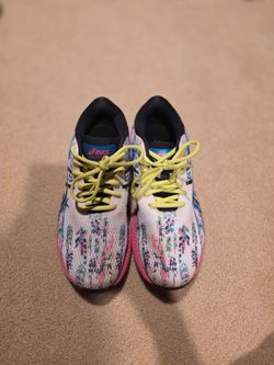 Women Like new asics tennis shoes size 9