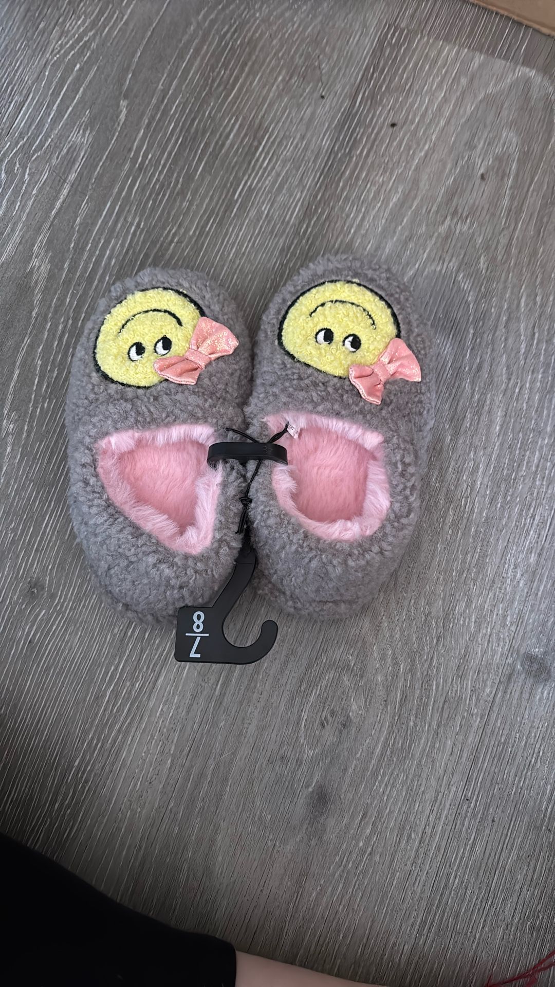 Kids Slipper Size 7/8 (Gray Pink Color)