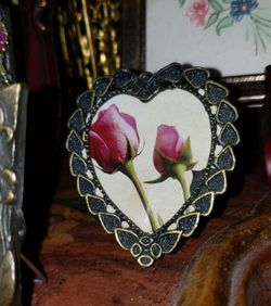 VINTAGE ORNATE SOLID BRASS MINI HEARRT FRAMED FLORAL FLOWER ROSE BUD BOUQUET PICTURE TABLE DECOR DISPLAY ART
