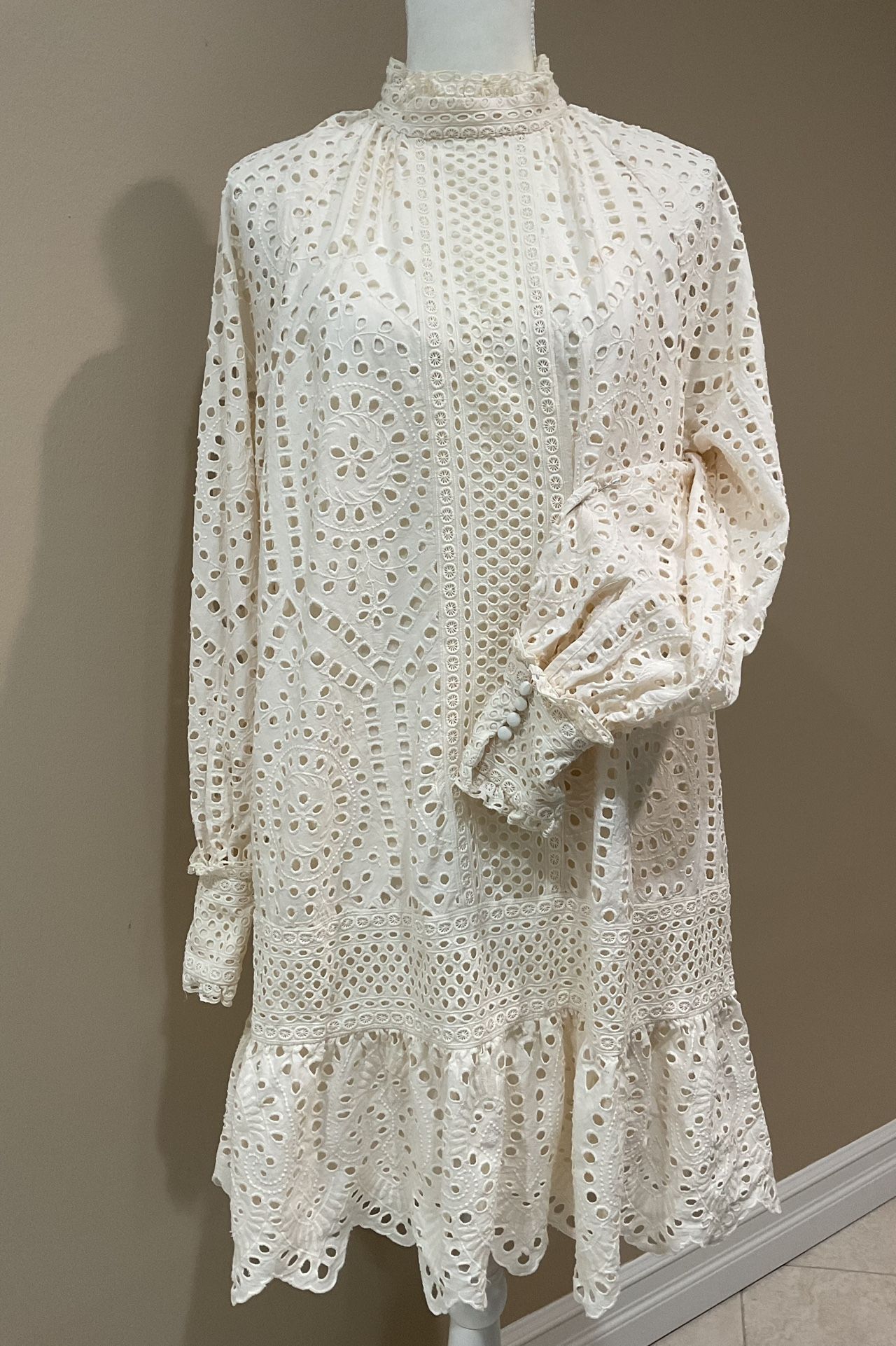 H&M Women’s Mini Off White Cotton Eyelet Dress, Ruffled Hem Sleeves, Size M