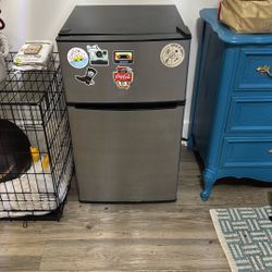 Mini Fridge with Freezer – Clean & Works Perfect
