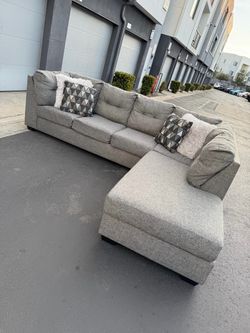 Absolutely gorgeous living spaces sectional couch !!