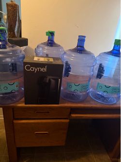 Escritorio galones de para agua cafetera todo por $40