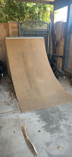 Skate ramp