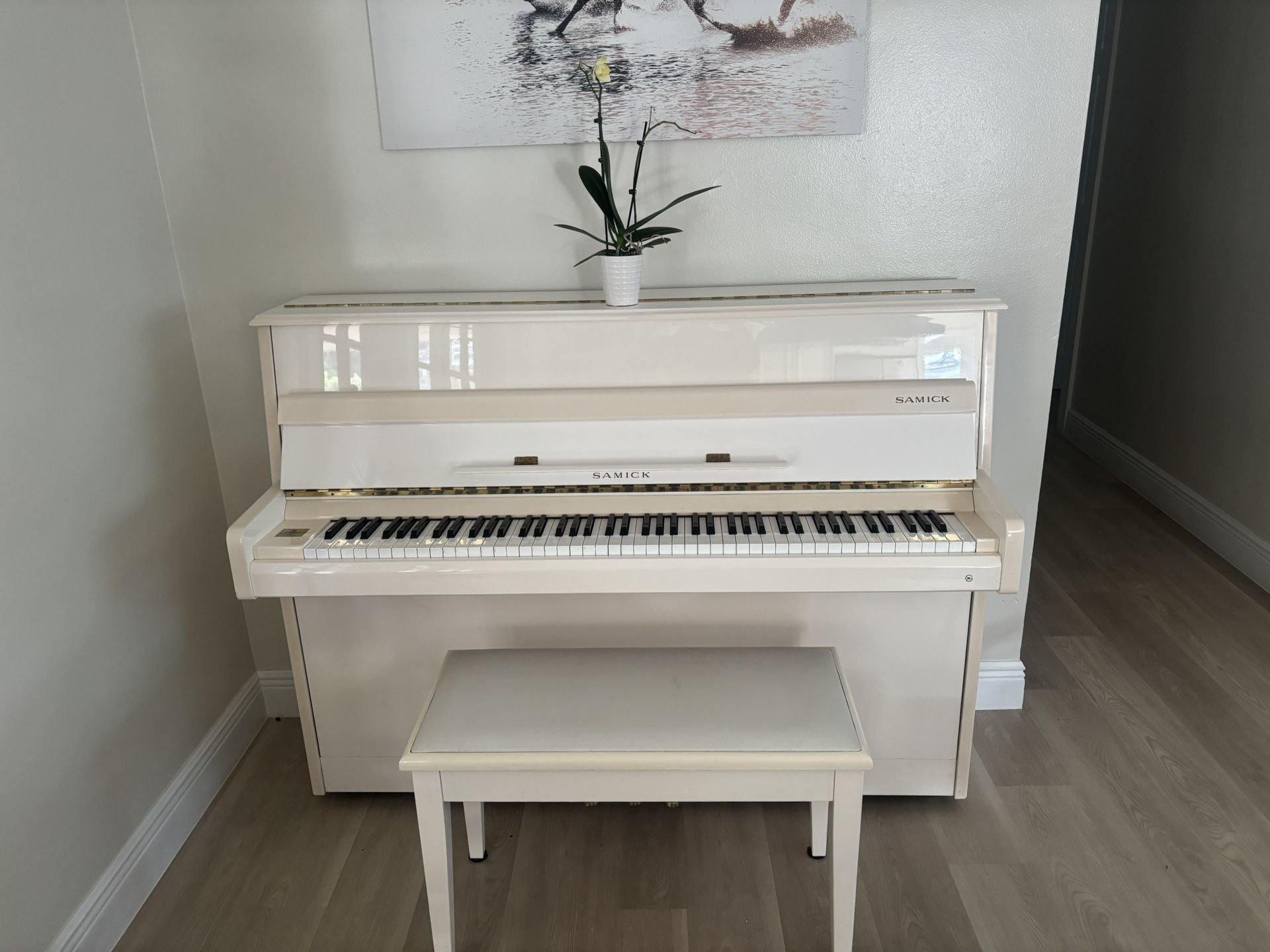 White SAMICK piano