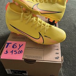 Soccer shoes