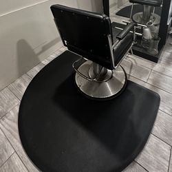 Salon Chair With Anti-Fatigue Mat
