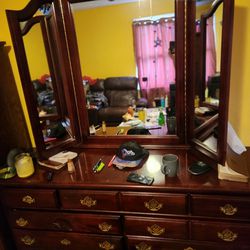 Nice Dresser With 3 Mirror They Adjust