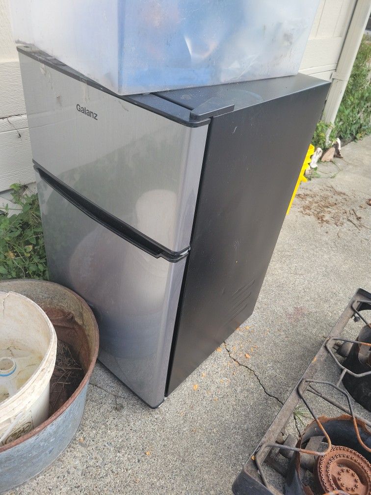 3.1 Cub Foot Mini Fridge And Freezer