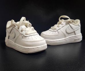 Toddler white airforces size 4c