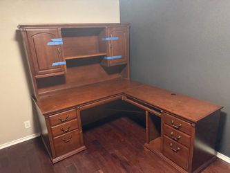 Large Martin furniture exclusive L-shaped desk with matching hatch in an antique cherry finish Large Martin furniture exclusive L-shaped desk with mat