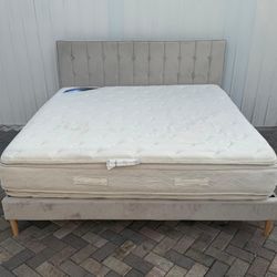 Velvet King size bed. In perfect condition. Mattress included if you want it. Delivery available for an additional cost. 