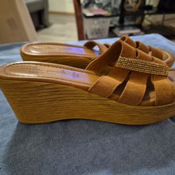 Mila Paoli Tan Wedge Size 8