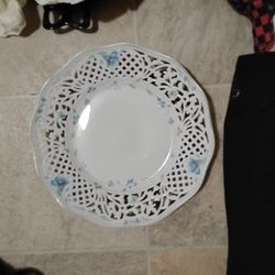 ONE Oscar de la Renta fine china plate, specifically a 7-inch plate in the UH 121 Amanda pattern, made in West Germany. 
