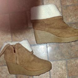 LADIE'S CUTE BOOTS/SIZE 9