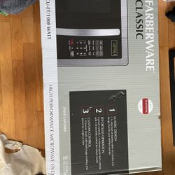 Brand New farberware classic microwave 