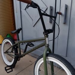 BMX.      ELITE.        20"tires 