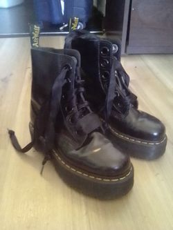 Ladies 1&1/2 inch platform doc martens size 6