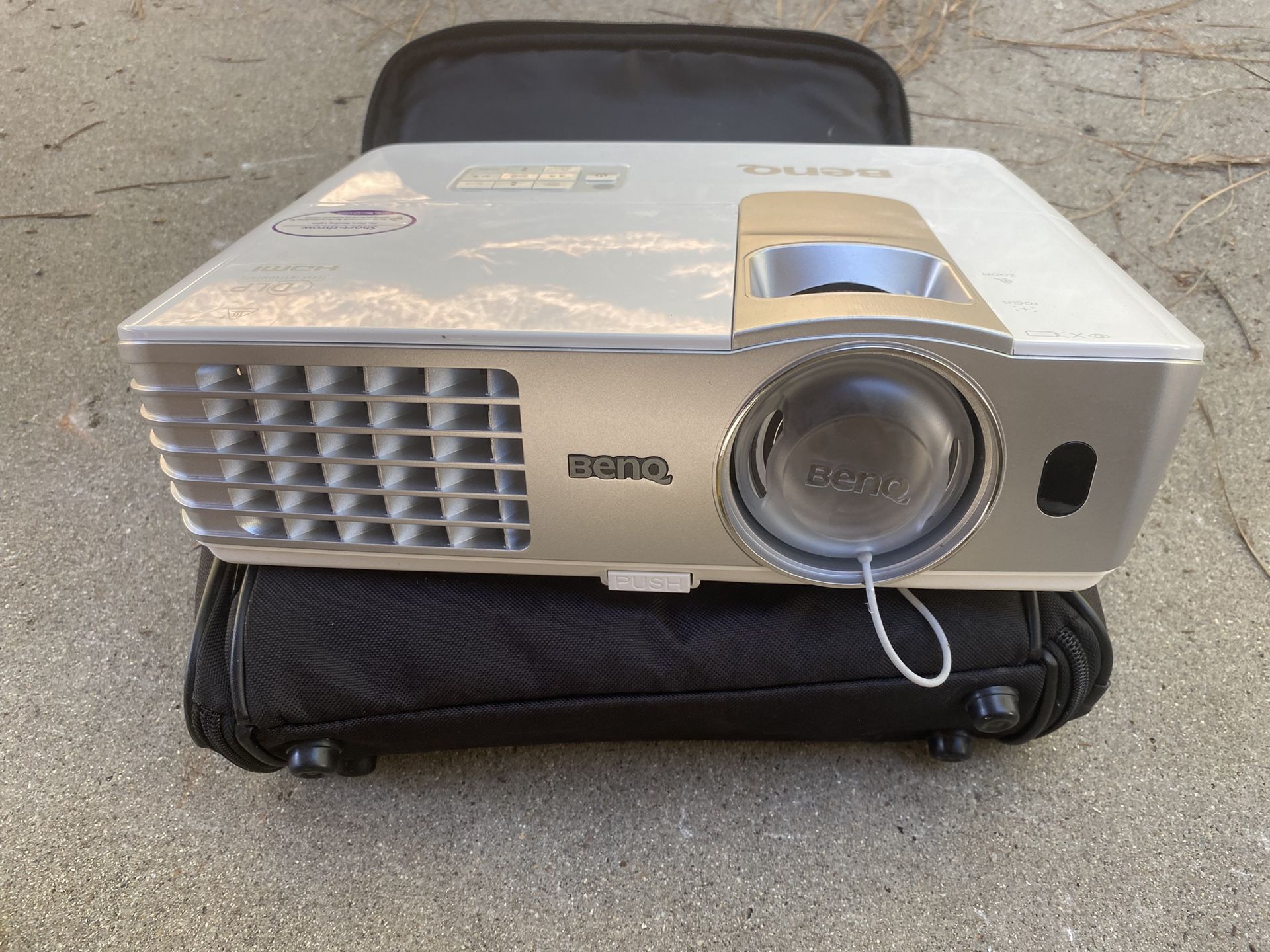 BenQ W1080ST Full HD 1080p short-throw DLP home theater projector