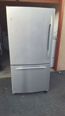 Bottom freeze GE refrigerator