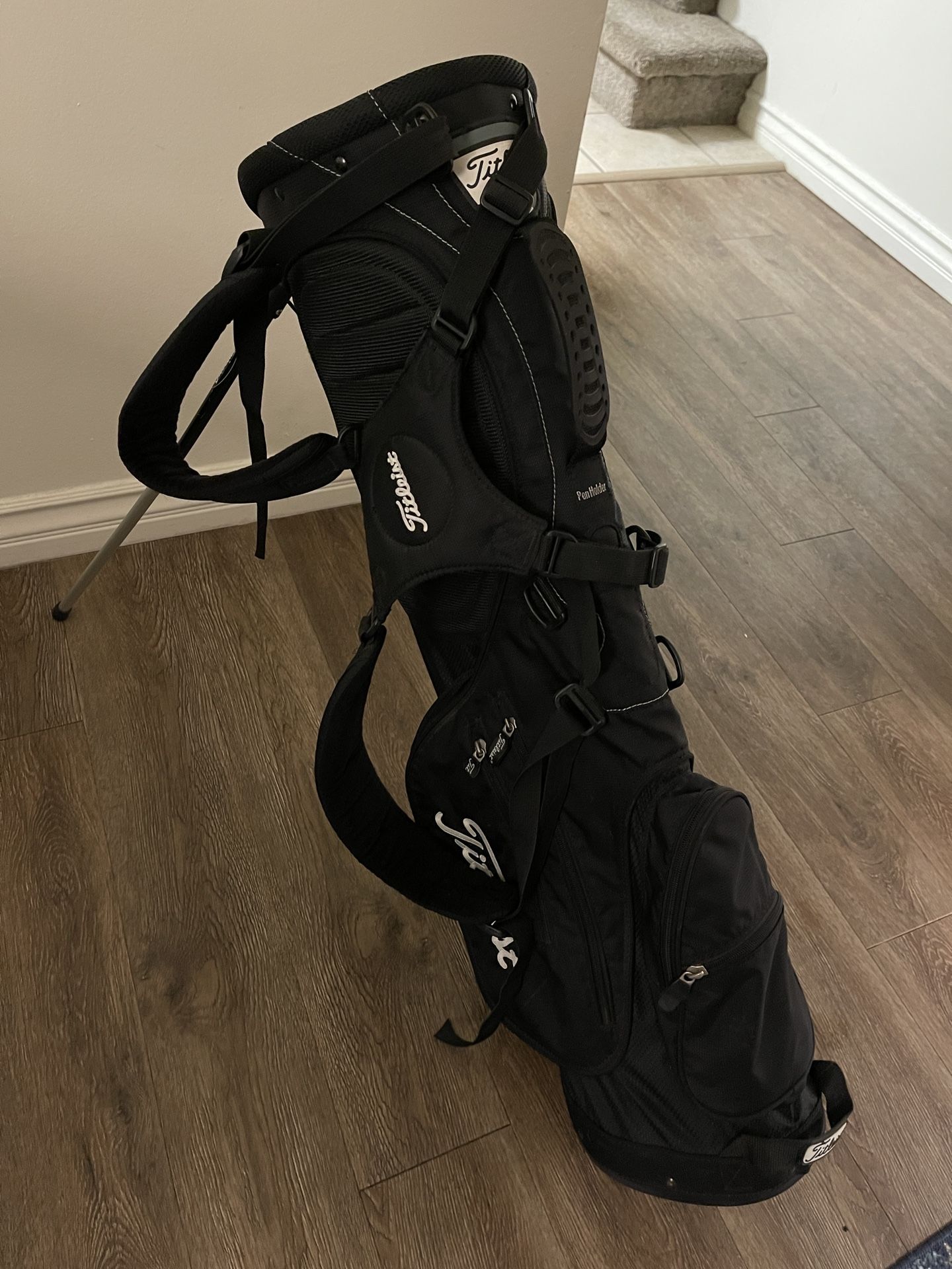 TITLEIST SX56 Black Golf Bag w/ Kickstand And Storage for Sale in