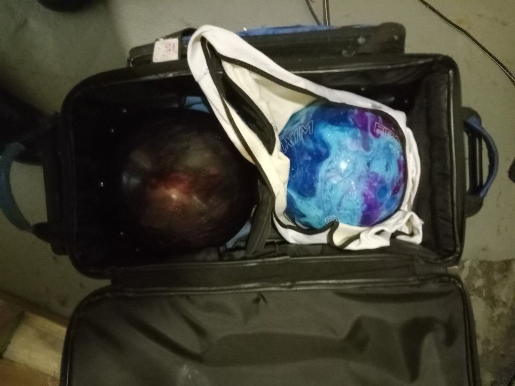 2 Bowling Ball In Good Condition Not Sure Of Weight