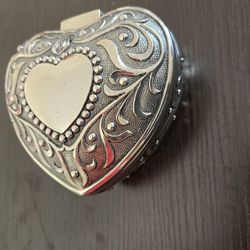 Heart jewelry or keepsake box