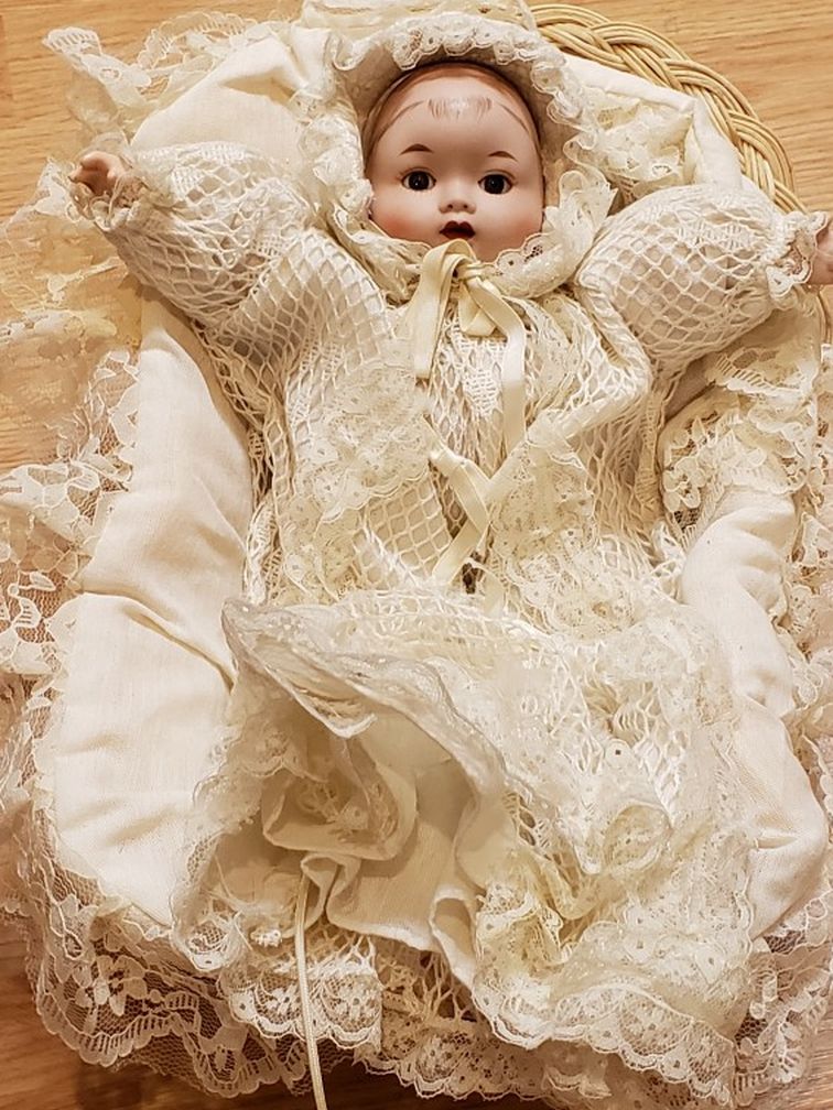 Sankyo Silvestri Porcelain Baby Doll Music Brahms Lullaby Basket Lace Dress 1980