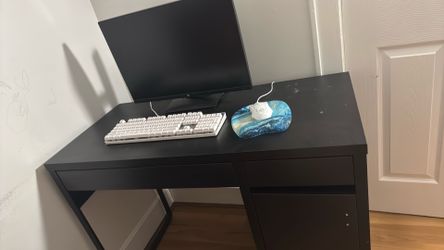 FOR SALEE desk, mouse, keyboard, computer screen
