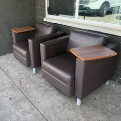 Chairs With Small Table / 