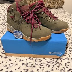 NEW Women’s Columbia Hiking Boots 9.5