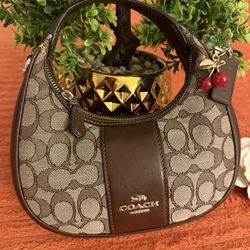 ‏Gorgeous Coach bag featuring  💎