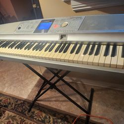 Yamaha Portable Grand piano DGX 305